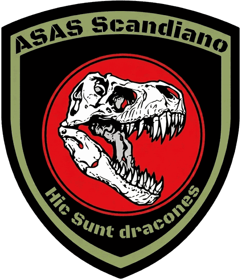 Logo ASAS Scandiano: teschio di tirannosauro su un cerchio rosso, dentro uno scudo nero bordato di verde oliva, con il motto Hic sunt dracones